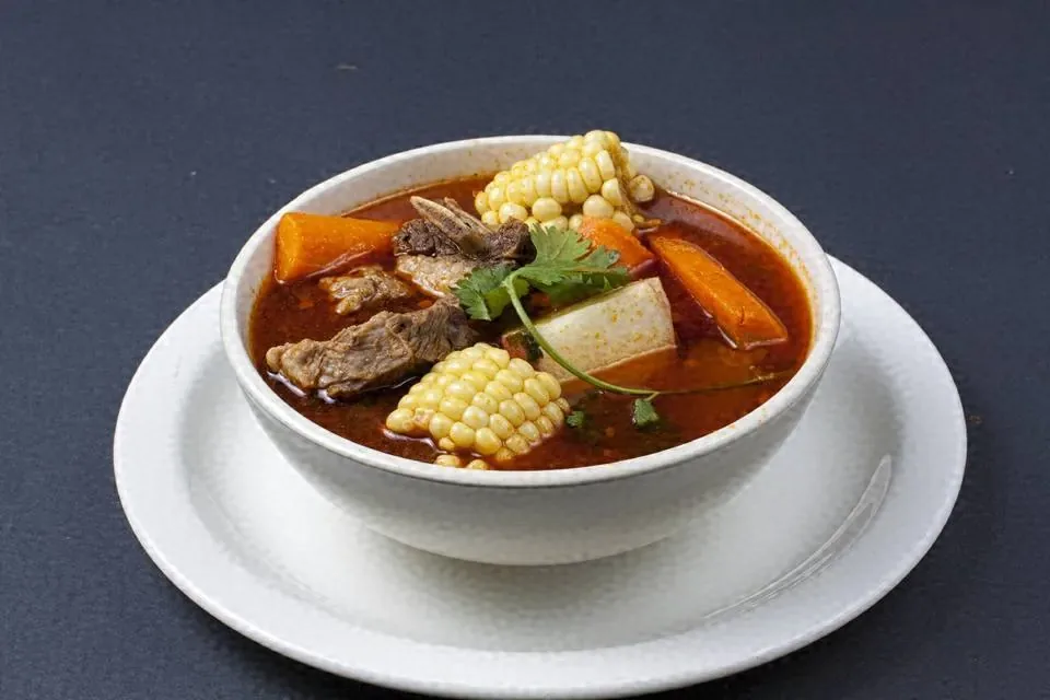 Caldo de res con elote y verduras