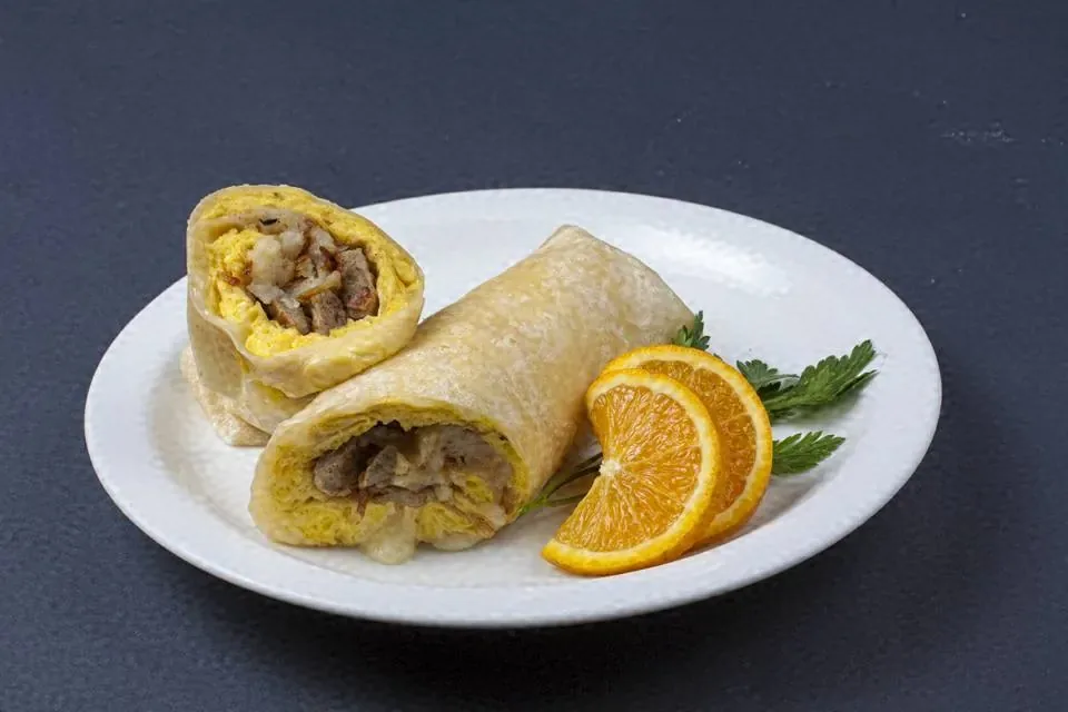 Burrito partido con rodajas de naranja