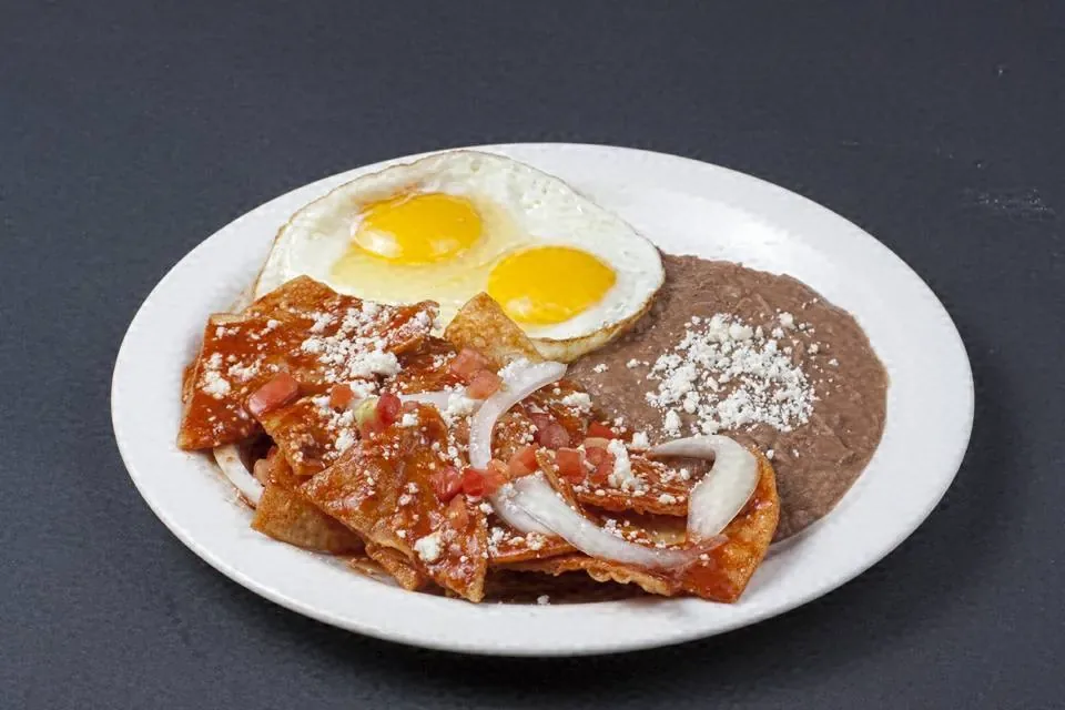 Chilaquiles con huevos estrellados y frijoles