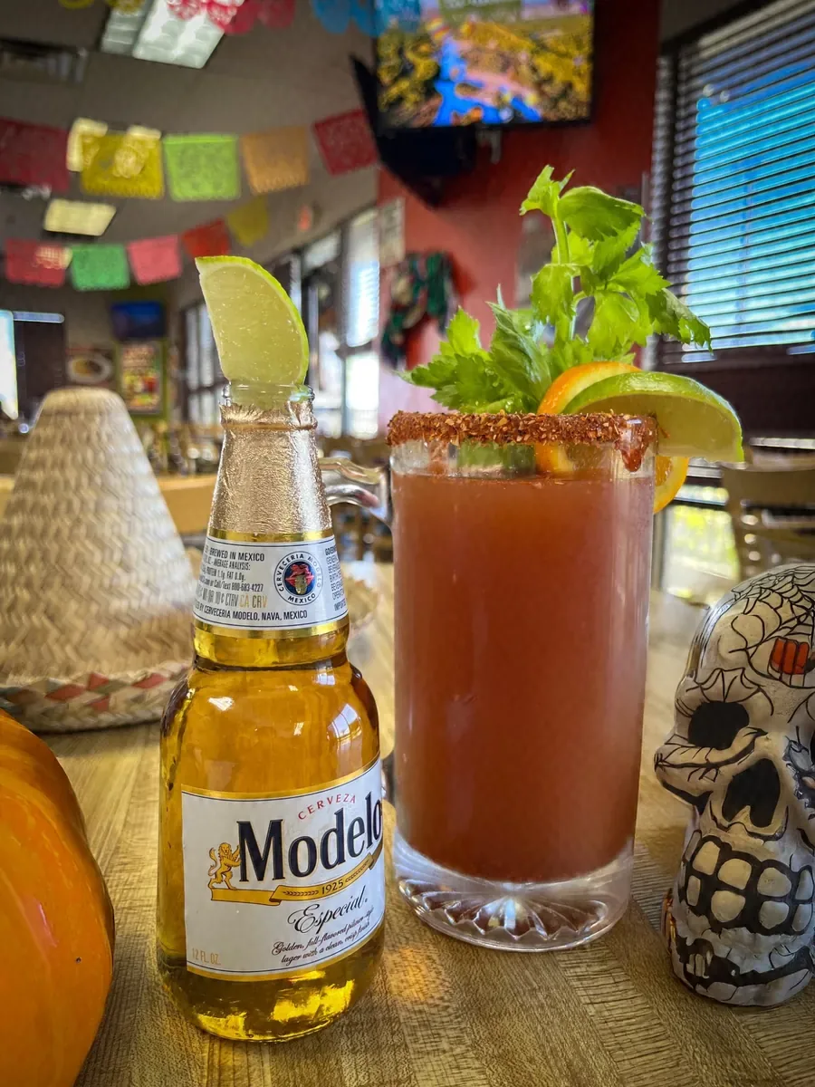 Michelada junto a una cerveza