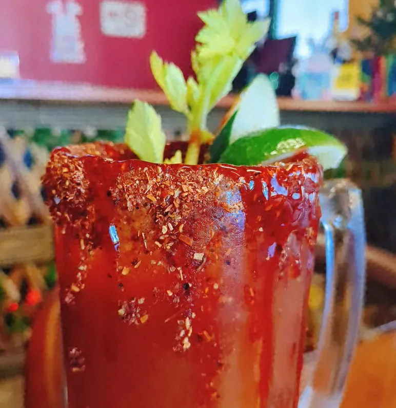 Michelada escarchada con apio y limón