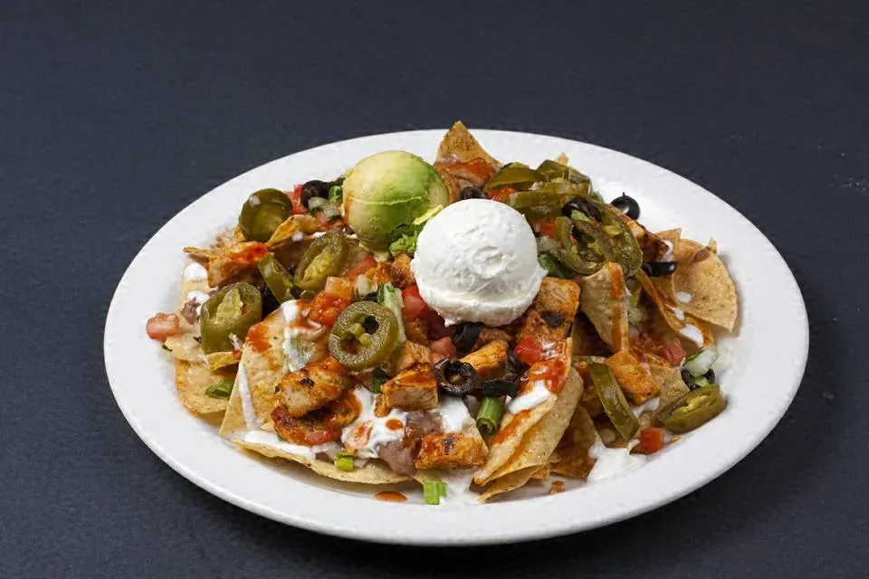 Nachos con crema y jalapeños