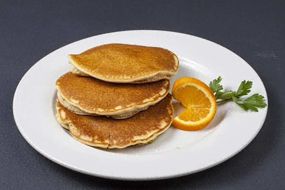 Hotcakes con rodaja de naranja