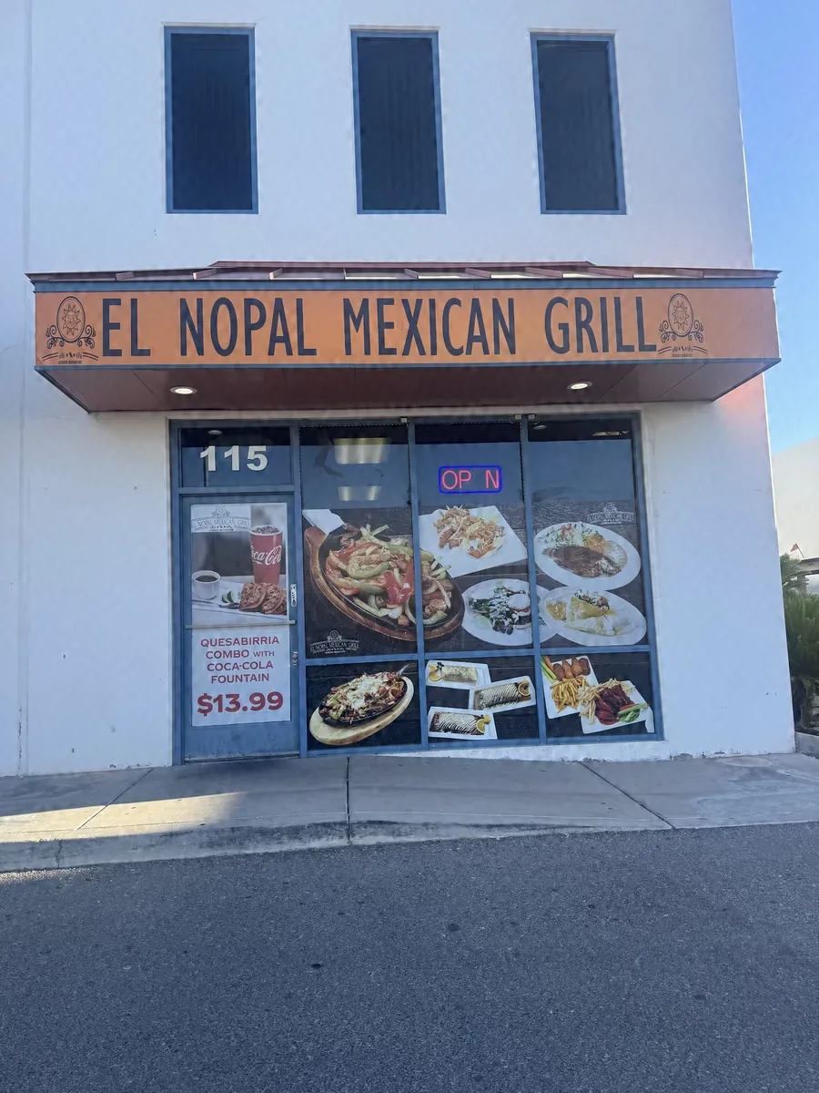 Fachada de El Nopal Mexican Grill en Russell Road