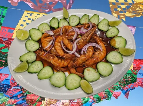 Camarones en salsa roja con pepino y limón