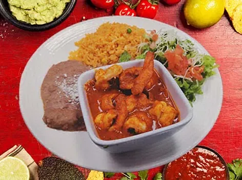 Camarones en salsa roja con arroz y frijoles