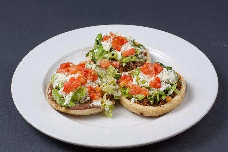 Tres sopes con lechuga, tomate y queso